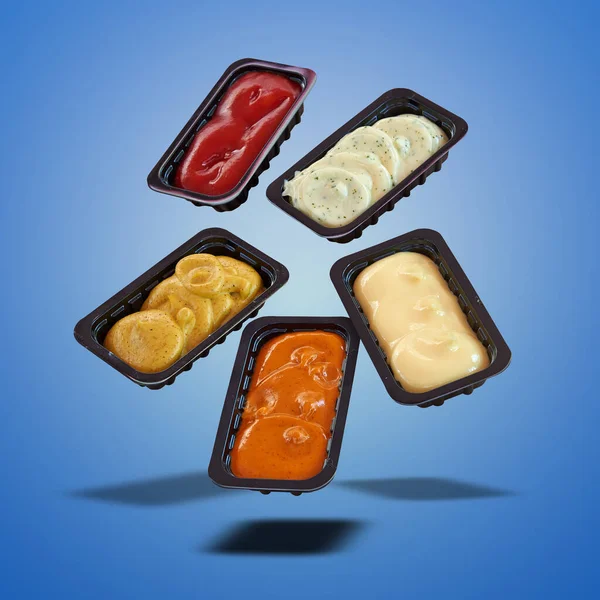 青い放射状の背景を持つ高速食品のソーセージの異なる種類 — ストック写真