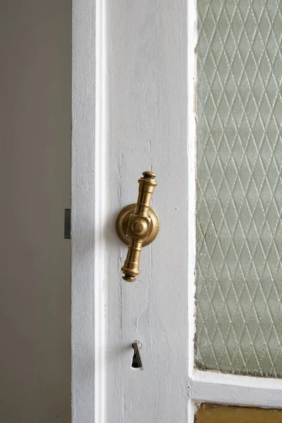 Aged Copper Metal Door Handel White Wooden Door — Stock Photo, Image