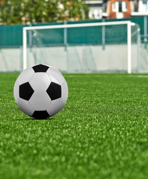 Schwarz Weißer Fußball Auf Rasenplatz Mit Tor Mit Kopierraum — Stockfoto