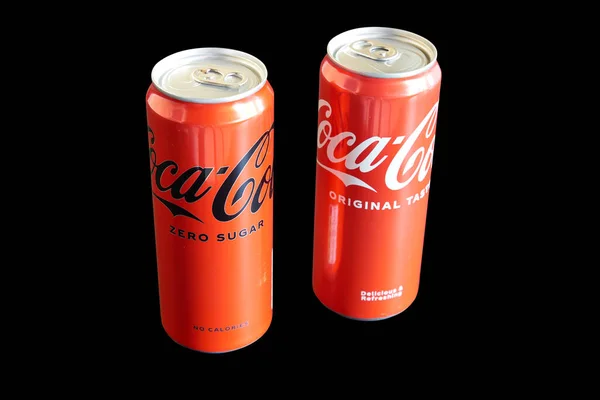 ベルギー ブリュッセル 2023年5月26日ベルギー向けに作られた黒を基調とした甘い炭酸飲料コーラを持つ2つのアルミ缶 人気の飲料ブランド — ストック写真