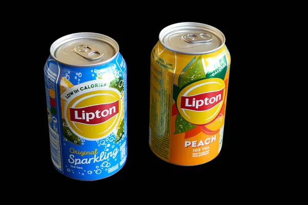 ベルギー ブリュッセル 2023年5月26日 ベルギー向けに作られた黒を基調とした甘い炭酸飲料リプトンアイスティーを持つ2つのアルミ缶 人気の飲料ブランド — ストック写真