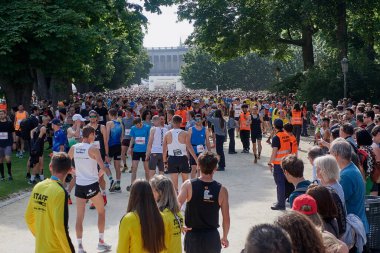 Brüksel, Belçika - 28 Mayıs 2023; Brüksel 'in yirmi kilometre uzağındaki etkinliğin başlamasını bekleyen insanların bulunduğu Cinquantenaire Parkı