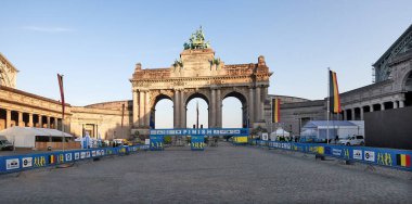 Brüksel, Belçika - 28 Mayıs 2023; Brüksel 'in 20 km.' sinin erken saatlerindeki Cinquantenaire Parkı