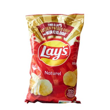 Brüksel, Belçika - 21 Temmuz 2023; bir paket patates cipsi beyaz arka planda, Belçika yapımı. Popüler abur cubur markası