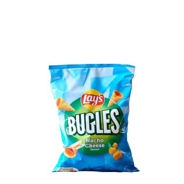 Brüksel, Belçika - 21 Temmuz 2023; bir paket patates cipsi beyaz arka planda, Belçika yapımı. Popüler abur cubur markası