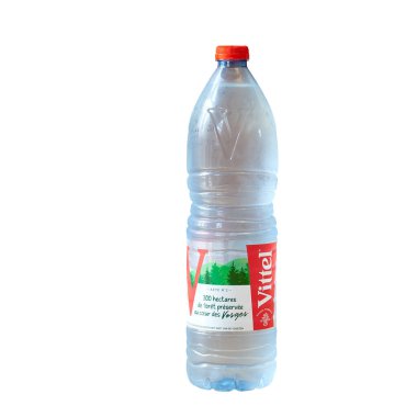Brüksel, Belçika - 21 Temmuz 2023; Beyaz arka planda 1L5 şişe maden suyu Vittel, Belçika yapımı. Popüler içecek markası