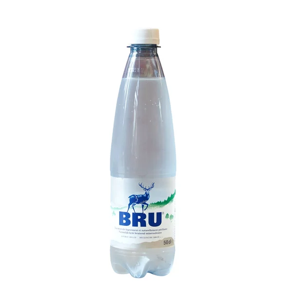 ベルギー ブリュッセル 2023 白い背景にミネラルウォーターブルーのボトル ベルギーのために作られました 人気の飲料ブランド — ストック写真