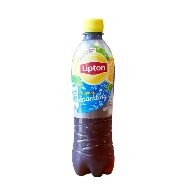 ベルギー ブリュッセル 2023 ベルギーのために作られた白い背景にリプトンアイスティーのボトル 人気の飲料ブランド — ストック写真
