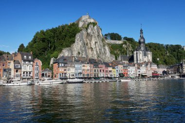 Meuse nehrinin üzerindeki Dinant 'taki Picturesque Dinant kasabasında. Belçika 'nın Liege ili, Belçika