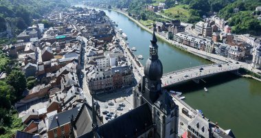 Meuse nehrinin üzerindeki Dinant 'taki Picturesque Dinant kasabasında. Belçika 'nın Liege ili, Belçika