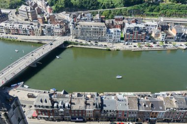 Meuse nehrinin üzerindeki Dinant 'taki Picturesque Dinant kasabasında. Belçika 'nın Liege ili, Belçika