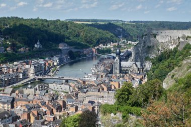 Meuse nehrinin üzerindeki Dinant 'taki Picturesque Dinant kasabasında. Belçika 'nın Liege ili, Belçika