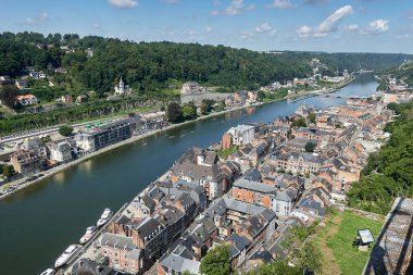 Meuse nehrinin üzerindeki Dinant 'taki Picturesque Dinant kasabasında. Belçika 'nın Liege ili, Belçika
