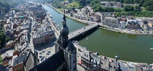 Γραφική Δεσπόζουσα Πόλη Δεσπόζουσα Επί Του Ποταμού Μεύση Βελγική Επαρχία — Φωτογραφία Αρχείου
