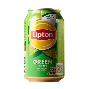 Brüksel, Belçika - 30 Ağustos 2023; Belçika yapımı beyaz arka planda Lipton Ice Tea şekerli içecek konservesi. Popüler içecek markası