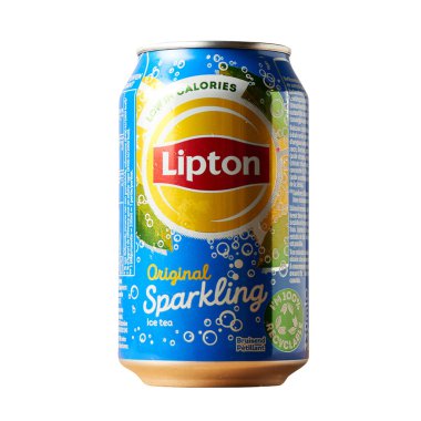 Brüksel, Belçika - 30 Ağustos 2023; Belçika yapımı beyaz arka planda Lipton Ice Tea şekerli içecek konservesi. Popüler içecek markası