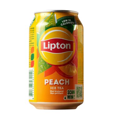 Brüksel, Belçika - 30 Ağustos 2023; Belçika yapımı beyaz arka planda Lipton Ice Tea şekerli içecek konservesi. Popüler içecek markası