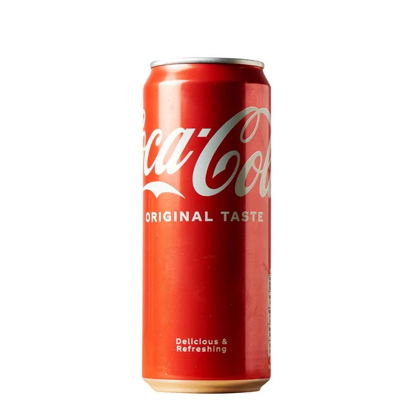 ベルギー ブリュッセル 2023年8月30日 ベルギーのために作られた白い背景に甘い炭酸飲料のコカコーラの缶 人気の飲料ブランド — ストック写真