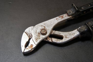 Kerpeten kafasını siyah ahşap masaya kilitliyorum.