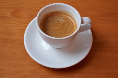 Arka plan için bir fincan kahve, yukarıdan görünüm için desenli ahşap doku