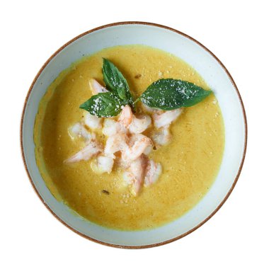 Karidesli makarna ve tabakta köri, yukarıdan izole edilmiş.