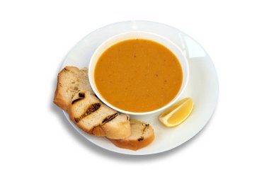 Beyaz arka planda izole edilmiş limonlu ve ekmekli lezzetli mercimek kasesi.