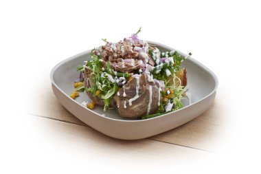 Sıcak patatesli kase, beyaz ve ahşap üzerine salata ve ton balığı.
