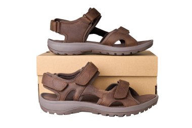 İzole edilmiş deri sandalet.