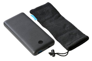 Beyaz arkaplanda usb portu ve usb c portu olan siyah güç bankası