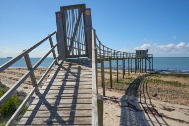 Charente sahilindeki ağaçlıklarda kare ağ balıkçılığı.