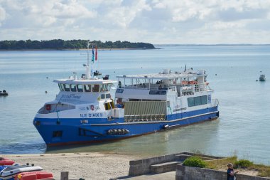 AIX Adaları, CHARENTE MARITIME, FRANCE - 13 Temmuz 2024: Ile d 'aix II adlı feribot. Bu tekne 13 Temmuz 'da Aix adasında Fouras ve Aix adaları arasında deniz bağlantısı sağlar.