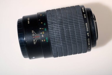 Brüksel, Belçika - 07 Kasım 2024; Mamiya markasından 120 mm 'lik bir lensin resimli editör