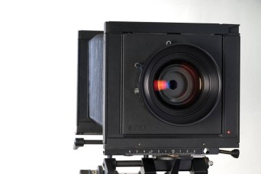 Brüksel, Belçika - 13 Kasım 2024; Bir Sinar Large formatlı fotoğraf makinesinin objektif olarak Apo-sironar ile illüstrasyon fotoğrafı