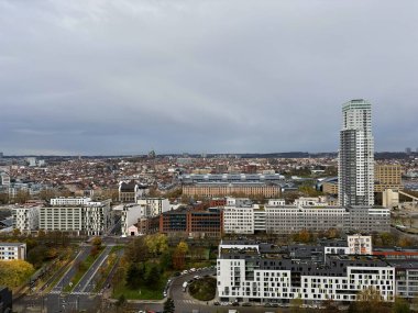 BRÜKSEL, BELGIUM -22 Kasım 2024: Brüksel kanalı üzerinde hava manzarası ve 22 Kasım 2024 tarihinde Brüksel, Belçika 'da Kuzey bölgesinden geniş manzara. 