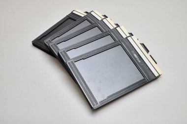 Brüksel, Belçika - 29 Kasım 2024; Fidelity tarafından yapılmış 4x5 inç yaprak tutacağının resimli editör resmi