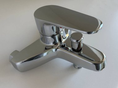 Duş ve banyo karıştırıcı musluğu beyaza izole edildi