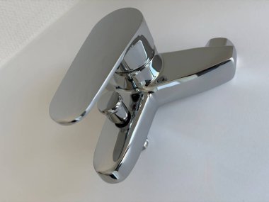 Duş ve banyo karıştırıcı musluğu beyaza izole edildi