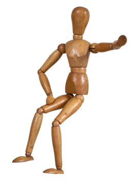 Beyaz arkaplana karşı poz veren tahta kukla