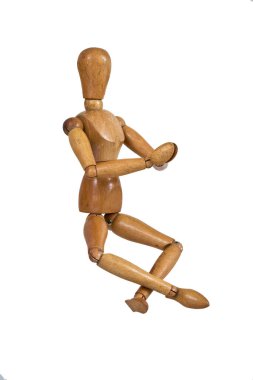 Beyaz arkaplana karşı poz veren tahta kukla