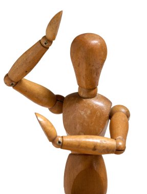 Beyaz arkaplana karşı poz veren tahta kukla