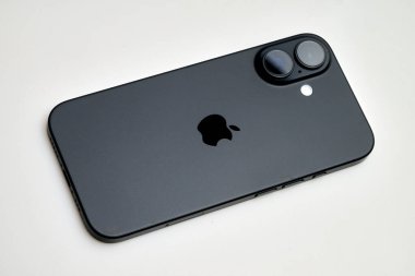 Brüksel, Belçika - 22 Aralık 2024; Elma markasından İphone 16 'nın resimli editörlük resmi