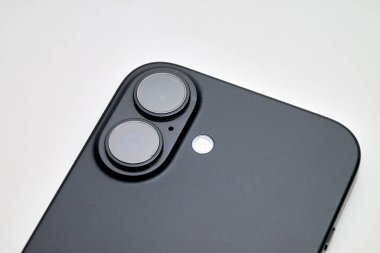 Brüksel, Belçika - 22 Aralık 2024; Elma markasından İphone 16 'nın resimli editörlük resmi