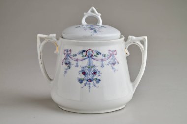 Belçika, Brüksel, 06 Ocak 2025: Tomografi Tielsch Altwasser Art Nouveau porselen kahve servisi, 1875 ile 1900 arasında kullanılmış..