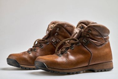 Klasik kahverengi deri yürüyüş ayakkabıları beyaza izole edilmiş.