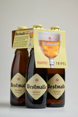 BRÜKSEL, BELGIUM - 11 Ocak 2025: 4 şişe otantik Westmalle trappist