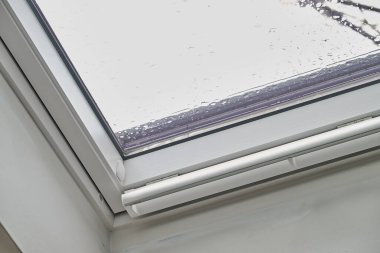 Tavan arasındaki çatı pencerelerindeki su hasarını onarmak ve onarmak