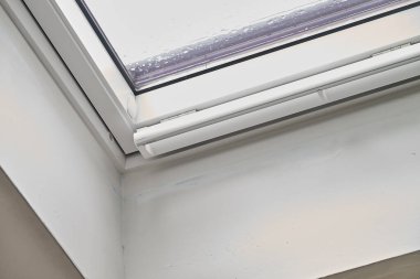 Tavan arasındaki çatı pencerelerindeki su hasarını onarmak ve onarmak