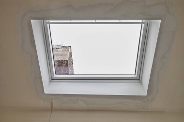 Tavan arasındaki çatı pencerelerindeki su hasarını onarmak ve onarmak