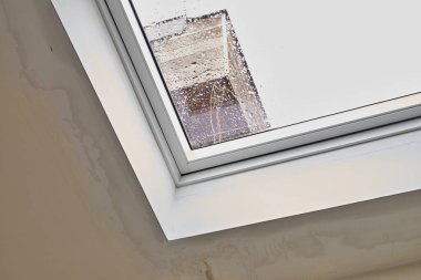 Tavan arasındaki çatı pencerelerindeki su hasarını onarmak ve onarmak