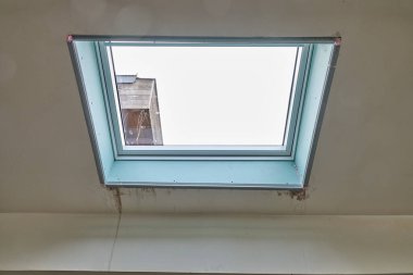 Tavan arasındaki çatı pencerelerindeki su hasarını onarmak ve onarmak